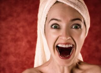 Co oznacza ręcznik na lusterku?